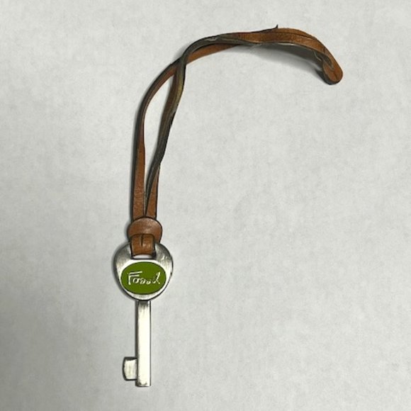 Fossil Silver Tone Green Brown Leather Strap Charm Hang Tag 9.5" Long - Picture 1 of 11